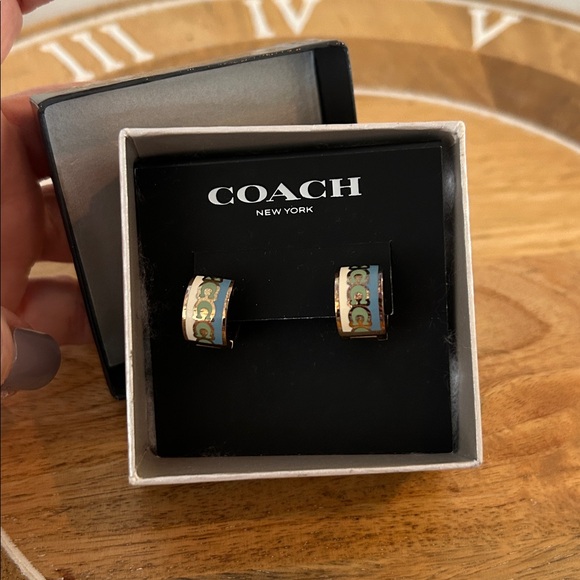 Coach signature enamel Hoop earrings NEW goldtone blue white green - Picture 5 of 7